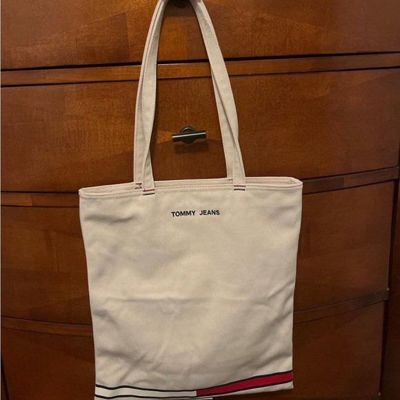 Tommy Jeans tote bag 
Used once 
Pouch pocket inside - Picture 2 of 7